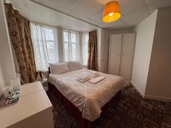 OYO Delton Hotel Blackpool Pleasure Beach 8